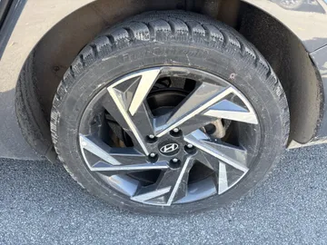 2025 Hyundai Elantra - image 7