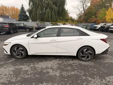 2025 Hyundai Elantra - image 4