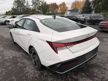 2025 Hyundai Elantra - image 3