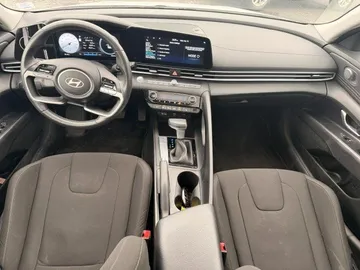 2025 Hyundai Elantra - image 8