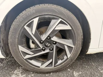 2025 Hyundai Elantra - image 7