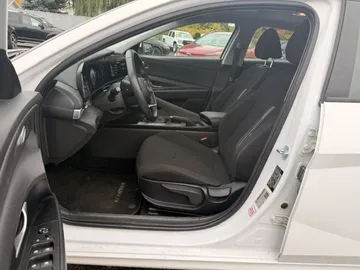 2025 Hyundai Elantra - image 9