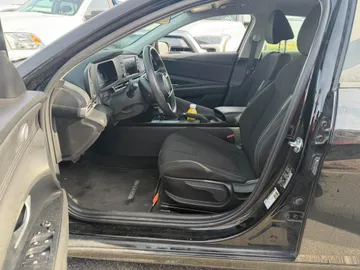 2025 Hyundai Elantra - image 8