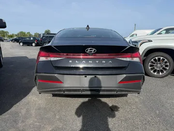 2025 Hyundai Elantra - image 6