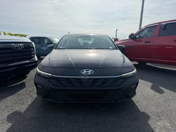 2025 Hyundai Elantra - image 2