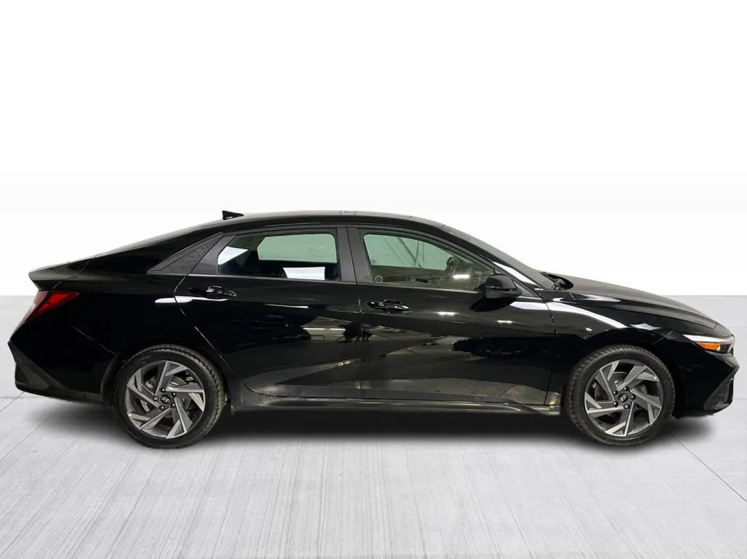 2025 Hyundai Elantra — photo 2