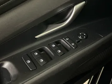 2025 Hyundai Elantra - image 24