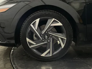2025 Hyundai Elantra - image 7