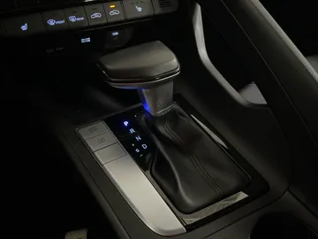 2025 Hyundai Elantra - image 28