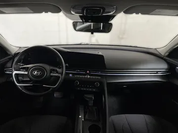 2025 Hyundai Elantra - image 4