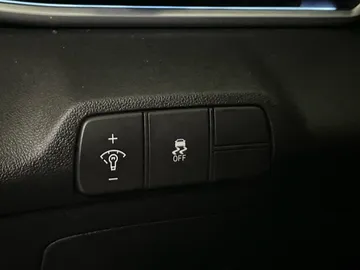 2025 Hyundai Elantra - image 30