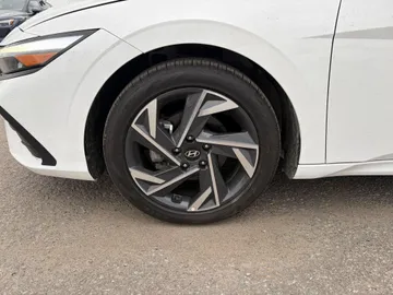 2025 Hyundai Elantra - image 9