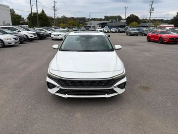 2025 Hyundai Elantra - image 2