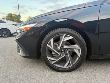 2025 Hyundai Elantra - image 7