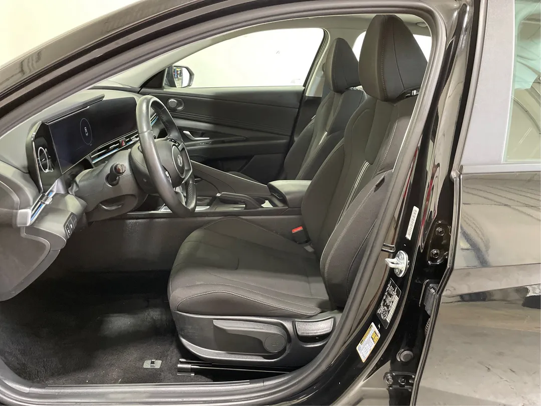 2025 Hyundai Elantra — photo 3
