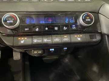 2025 Hyundai Elantra - image 21