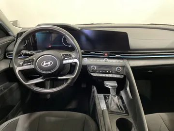 2025 Hyundai Elantra - image 4