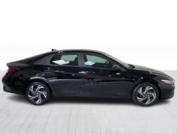 2025 Hyundai Elantra - image 2