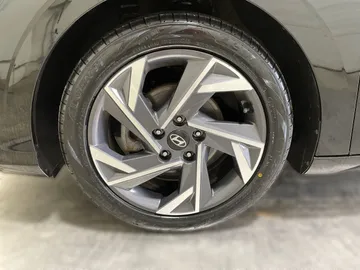2025 Hyundai Elantra - image 7