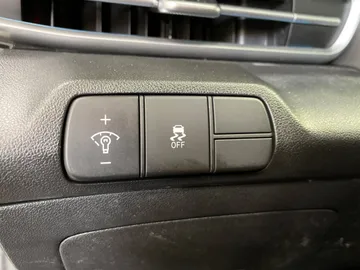 2025 Hyundai Elantra - image 29