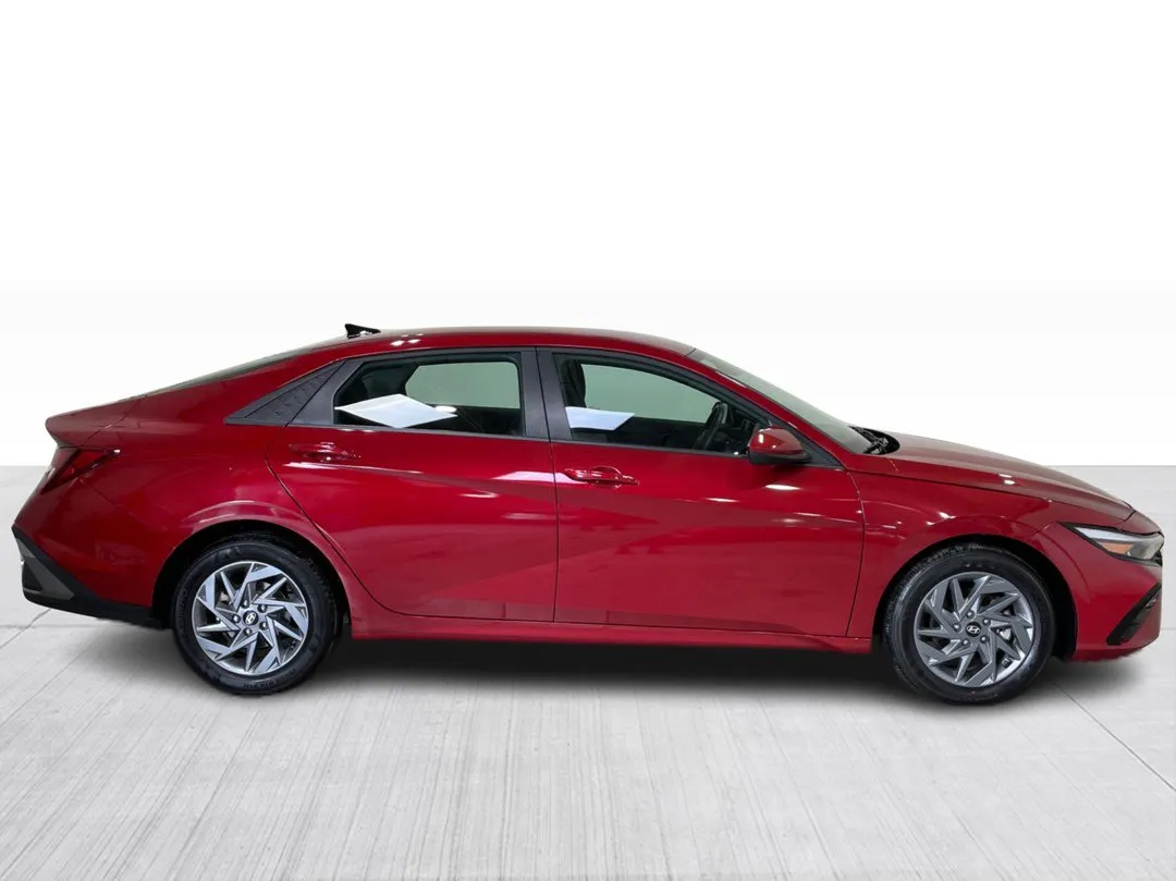 2025 Hyundai Elantra — photo 2