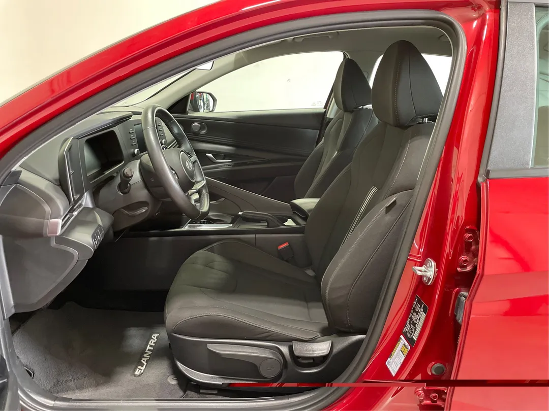 2025 Hyundai Elantra — photo 3