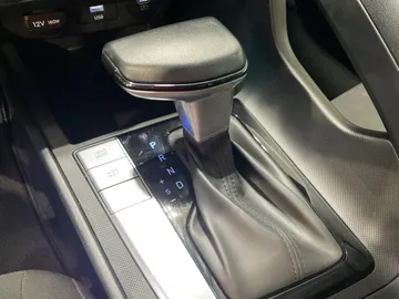 2025 Hyundai Elantra - image 25