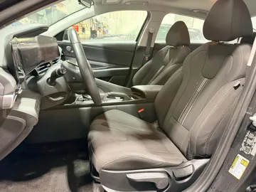 2025 Hyundai Elantra - image 8