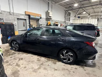 2025 Hyundai Elantra - image 4