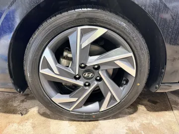 2025 Hyundai Elantra - image 7