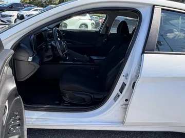 2024 Hyundai Elantra - image 8