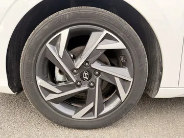 2025 Hyundai Elantra - image 7