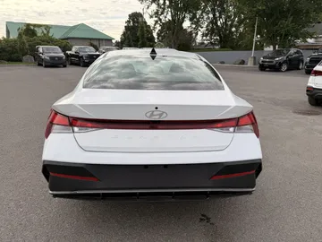 2025 Hyundai Elantra - image 6