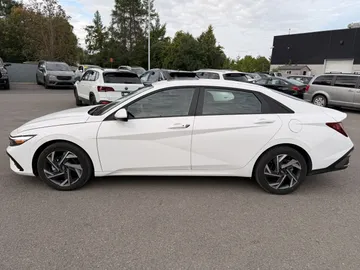 2025 Hyundai Elantra - image 4