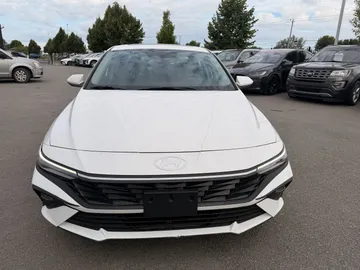 2025 Hyundai Elantra - image 2