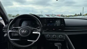 2025 Hyundai Elantra - image 9