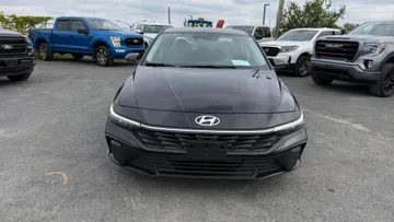 2025 Hyundai Elantra - image 2