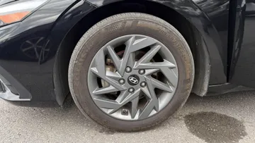 2025 Hyundai Elantra - image 7