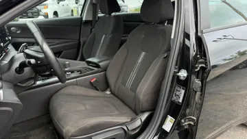 2025 Hyundai Elantra - image 8