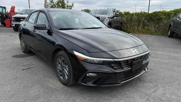 2025 Hyundai Elantra - image principale