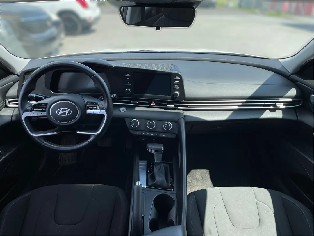 2025 Hyundai Elantra — photo 4