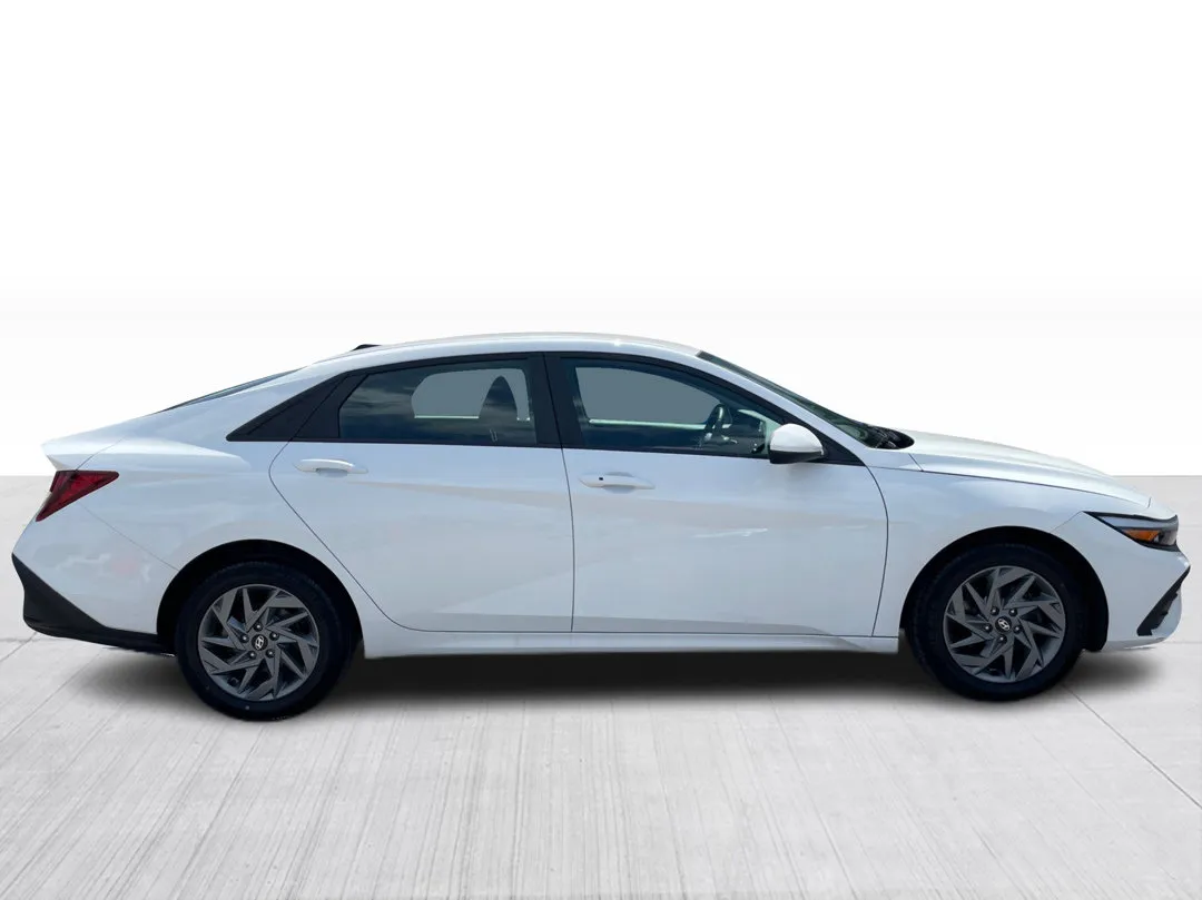 2025 Hyundai Elantra — photo 2