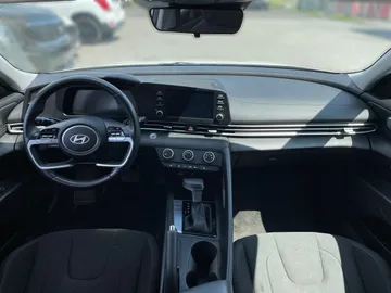 2025 Hyundai Elantra - image 4