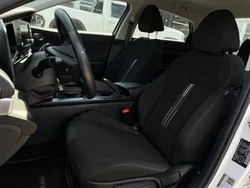 2025 Hyundai Elantra - image 3
