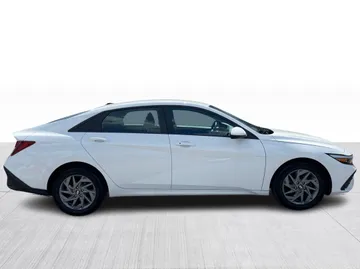 2025 Hyundai Elantra - image 2