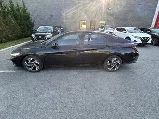 2025 Hyundai Elantra - image 4