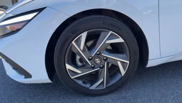 2025 Hyundai Elantra - image 7