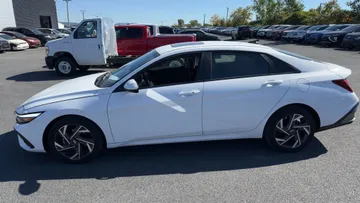 2025 Hyundai Elantra - image 4