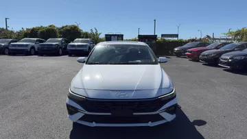 2025 Hyundai Elantra - image 2