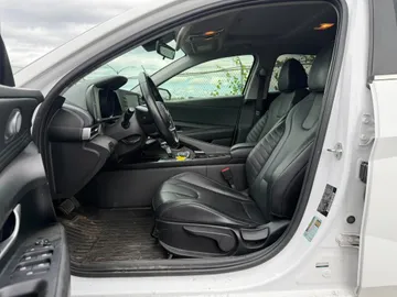 2021 Hyundai Elantra - image 8